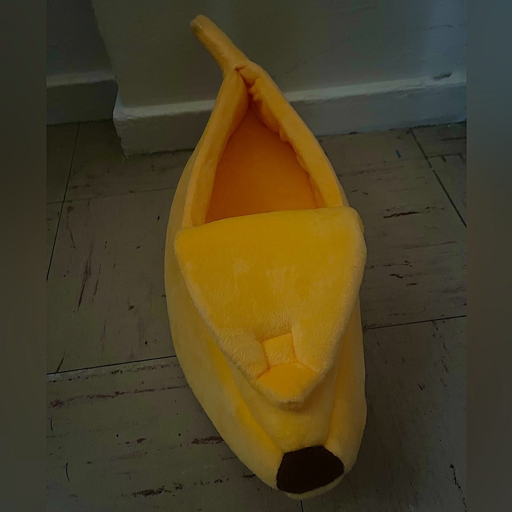 *NWOT Banana small Cat or Kitten bed